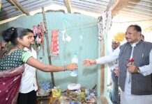 मुख्यमंत्री विष्णु देव साय ने पानी की बोतल खरीदकर बढ़ाया हौसला, कहा- यही है नए बीजापुर की तस्वीर