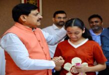 मुख्यमंत्री डॉ. यादव से मिले डाक सहायक स्व. उर्मिला सैनी के परिजन