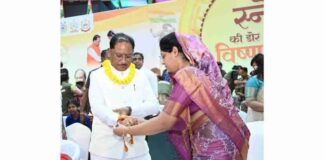 शहीद की पत्नी से राखी बंधवाकर भावुक हुए CM साय, बोले- शहीद परिवारों की जिम्मेदारी हमारी