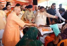 मुख्यमंत्री योगी आदित्यनाथ ने फर्रुखाबाद के बाढ़ प्रभावित क्षेत्रों का हवाई सर्वेक्षण कर पीड़ितों को राहत सामग्री वितरित की